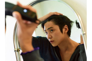 自ら髪を切る姿も…Disney+初の韓国時代劇で主演を務めるロウン、入隊直前に魅せた最後の変身 画像