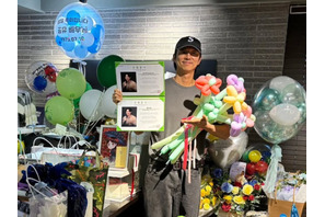 寄付証書を手に笑顔…46歳を迎えたコン・ユ、ファンの愛に深いお辞儀で「ありがとう」【PHOTO】 画像