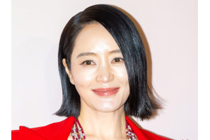 54歳女優キム・ヘス、撮影中でも透明感爆発…オム・ジョンファの応援にとびきりの笑顔！【PHOTO】 画像