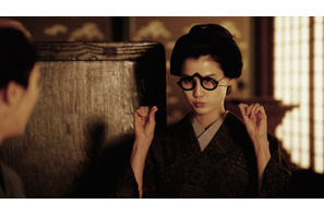 「可愛い」「マイブームになりそう」橋本愛が“お口巾着”ポーズ！横浜流星との2ショット公開「べらぼう」 画像