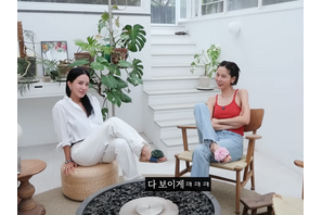 55歳女優オム・ジョンファ、愛犬と二人暮らしの“5億円超え”庭付き豪邸を紹介！ 画像