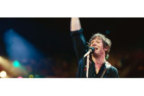 ジェレミー・アレン・ホワイトが名曲熱唱『スプリングスティーン 孤独のハイウェイ』場面写真 画像