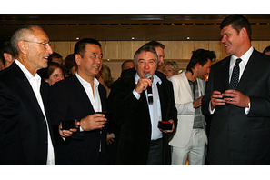 デ・ニーロ、バカンスを兼ねて共同経営するレストランを歴訪 画像