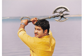 『RRR』の原点がここに！ラージャマウリ×NTRジュニア『シンハードリ』魅力満載の場面写真公開 画像