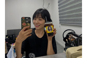 女優パク・シネが次回作の撮影中！女優仲間からの差し入れに“ハートポーズ”【PHOTO】 画像