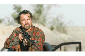 ボサボサ髪のレオナルド・ディカプリオ…『ワン・バトル・アフター・アナザー』場面写真 画像