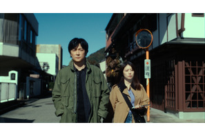 福山雅治＆有村架純、事件追う“叔父姪”バディほか怪しい登場人物捉える『ブラック・ショーマン』新場面写真 画像