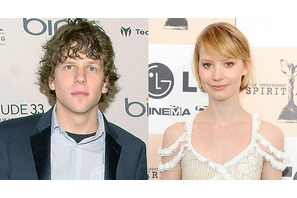 ジェシー・アイゼンバーグとミア・ワシコウスカ、共演をきっかけに交際？ 画像