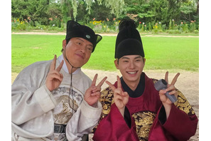 劇中ではあり得ない…『暴君のシェフ』出演俳優が“和気あいあい”オフショット公開「共に苦労した仲」【PHOTO】 画像