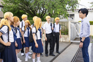 “イタい”中学校教師・岩田剛典、ギャップ全開の姿捉える『金髪』場面写真 画像