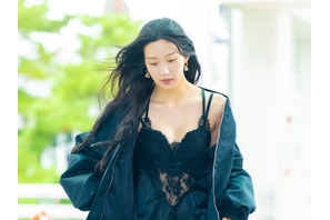 女優ムン・ガヨンが破格の空港ファッションを披露！25万円のスリップをのぞかせながら“にっこり”【独占写真】 画像