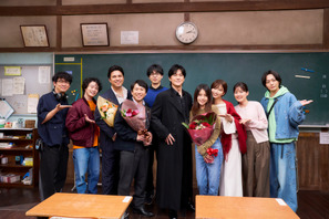 「圧巻だった」福山雅治＆有村架純ら『ブラック・ショーマン』大ヒット記念クランクアップ写真到着 画像