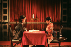 のん vs 鳴海唯「MISS KING / ミス・キング」ライバル場面写真 画像