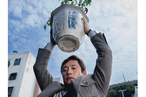 映画『仕方がない』で見せた表情、イ・ビョンホンがユーモアと残酷さを刻む 画像