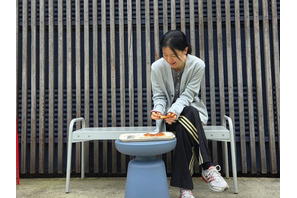 女優イ・ヨンエ、まったり休憩中のオフショット公開。飾らない姿に“ほっこり”【PHOTO】 画像