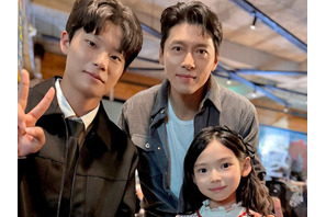 妻を支えるヒョンビンが素敵すぎる！ソン・イェジンの“子供たち”と記念ショットも【PHOTO】 画像