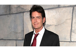 チャーリー・シーン、ネッシー探しにネス湖へ向かう 画像