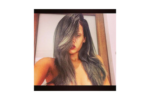 リアーナ、髪をアイスグレーに染めて新たなヘアトレンドを確立 画像