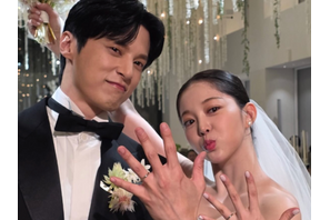 『キング・ザ・ランド』女優キム・ガウン、愉快な結婚式の様子を公開！「ドレスを蹴り上げる花嫁」 画像