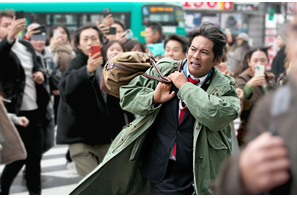 青島俊作、新宿を疾走！『踊る大捜査線 N.E.W.』クランクイン＆場面写真公開 画像