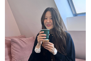 54歳女優コ・ヒョンジョン、秋になっておセンチに…？“ひとり”でも無欠点肌は健在【PHOTO】 画像