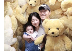 18歳年下の日本人女性と結婚した俳優シム・ヒョンタク、初めて3人家族でお出かけした様子を公開 画像