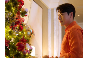 俳優ヒョンビン、お家でもこんな感じ？ツリーの前で“優しいパパの顔”【PHOTO】 画像