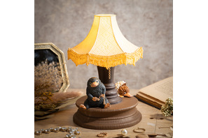 『ファンタスティック・ビースト』魔法動物ベビーニフラーを表現したランプが発売 11月7日より 画像