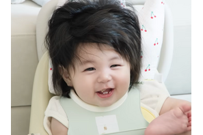 俳優シム・ヒョンタクの愛息ハルちゃん、BTS風ヘアに挑戦!?「こんなに毛量の多い赤ちゃんは初めて」 画像