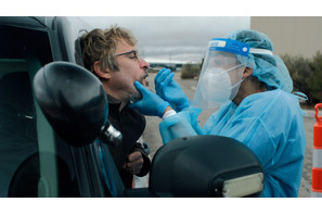 鼻グリグリ、アンチマスク…コロナ禍の小さな町に迫るカオスの予兆捉える『エディントンへようこそ』シーン写真解禁 画像