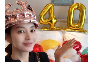 40歳じゃなくデビュー40周年…女優キム・ヘス、サプライズイベントに喜び【PHOTO】 画像