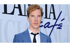 B・カンバーバッチ、謎の女性と2ショット　パパラッチの前でも手はつないだまま 画像