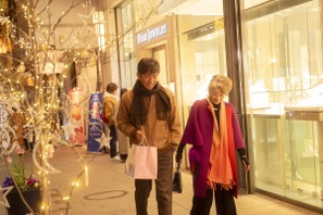 “ハウルコンビ”倍賞千恵子＆木村拓哉、横浜の街を腕組みデート『TOKYOタクシー』本編映像 画像