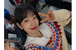 女優パク・シネ、元気に撮影中！最新自撮りで魅せた“大学生ビジュ”【PHOTO】 画像