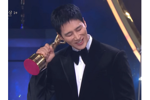 俳優アン・ボヒョン、父親の誕生日に人生初の“青龍トロフィー”を獲得！「今日は必ず連絡します」 画像