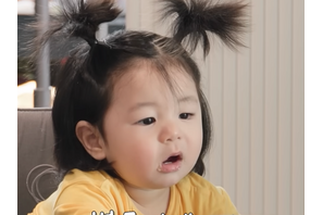 俳優シム・ヒョンタクの愛息ハルちゃん、生後9カ月で歩行練習に挑む！“愛らしさ爆発” 画像