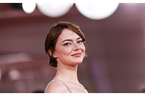 『Bugonia』の役作りで髪を剃り落としたエマ・ストーン、ヨルゴス・ランティモス監督を“道連れ”丸坊主に 画像