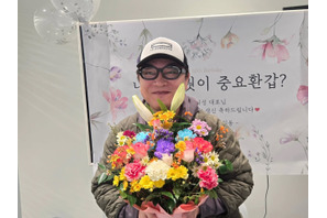 “韓ドラの名脇役” キム・ウィソン、還暦祝われて照れ笑い「残りの人生は無害に、楽しく…」【PHOTO】 画像