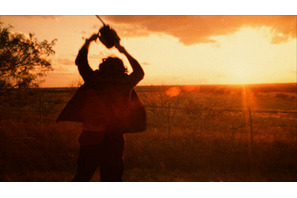 朝焼けに映えるチェーンソーダンス『悪魔のいけにえ』伝説のラストシーン到着 入プレは「非売品オリジナルステッカー」 画像