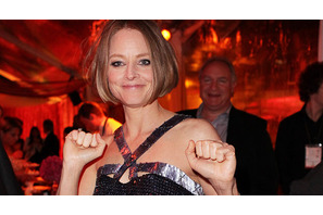 ジョルジオ・アルマーニ、新作SF映画でジョディ・フォスターの衣装をデザイン 画像