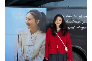 チェ・ジウ、50歳とは思えない清純ビジュアルを披露！“大人可愛いコーデ”で映画のプロモ中！【PHOTO】 画像