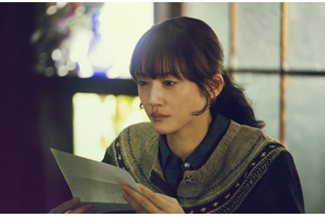 綾瀬はるか＆妻夫木聡ら実力派俳優陣のエモーショナルな瞬間を切り取る『人はなぜラブレターを書くのか』場面写真 画像