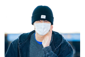 「マスクを外して！」困惑の報道陣にビョン・ウソクが異例の謝罪…“素顔NG”だった出国の様子 画像