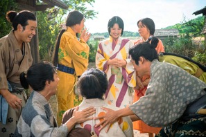「今からペアルック？」池松壮亮“秀吉”＆浜辺美波“寧々”の着物に視聴者注目…「豊臣兄弟！」6話 画像