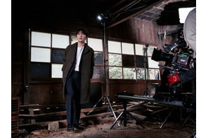 廃神社で撮影中のジェジュン、メイキング写真『神社　悪魔のささやき』入プレ第3弾も決定 画像