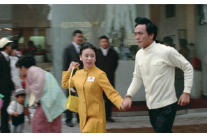 ジュディ・オングが1970年の大阪万博を駆け回る『万博追跡 2Kレストア版』場面写真 画像