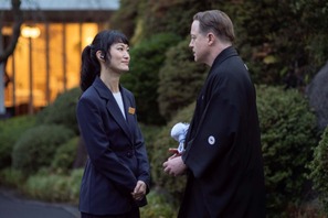 葬儀スタッフから宴会芸まで…ブレンダン・フレイザーらの多様な表情を切り取る『レンタル・ファミリー』本編映像＆場面写真 画像