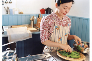 小林聡美＆片桐はいり＆もたいまさこ、フィンランドの街で「いらっしゃい」『かもめ食堂』予告編 画像