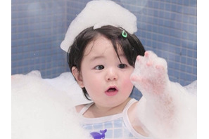 「スタンプ化希望」シム・ヒョンタクの愛息ハルくん、キュートすぎる水遊びの様子 画像