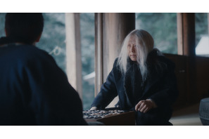 碁盤に向かい合う若い男と老人…高橋一生主演、不思議な妖怪がモチーフとなった映画『脛擦りの森』場面写真 画像